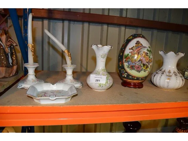 Asbak limoges, 2 kandelaars limoges, vaas limoges, sierei op houten voet, wit vaasje - afbeelding 1 van  9