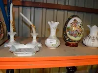 Asbak limoges, 2 kandelaars limoges, vaas limoges, sierei op houten voet, wit vaasje - afbeelding 1 van  9