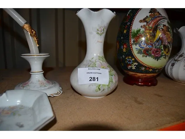 Asbak limoges, 2 kandelaars limoges, vaas limoges, sierei op houten voet, wit vaasje - afbeelding 2 van  9