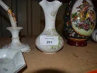 Asbak limoges, 2 kandelaars limoges, vaas limoges, sierei op houten voet, wit vaasje - afbeelding 2 van  9
