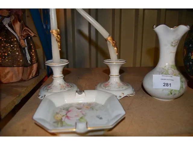 Asbak limoges, 2 kandelaars limoges, vaas limoges, sierei op houten voet, wit vaasje - afbeelding 3 van  9
