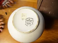 Asbak limoges, 2 kandelaars limoges, vaas limoges, sierei op houten voet, wit vaasje - afbeelding 7 van  9
