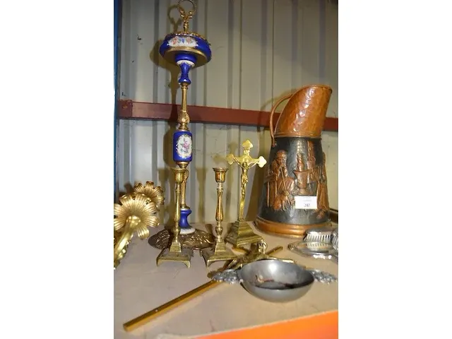 Asbak op voet, baro-hygrometer, 2 wandlampen met 2 lichtpunten, 2 tafellampen, perforator, brievenopener met schaar, - afbeelding 2 van  12