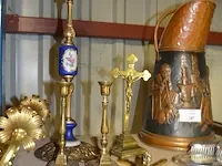 Asbak op voet, baro-hygrometer, 2 wandlampen met 2 lichtpunten, 2 tafellampen, perforator, brievenopener met schaar, - afbeelding 2 van  12