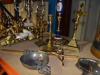 Asbak op voet, baro-hygrometer, 2 wandlampen met 2 lichtpunten, 2 tafellampen, perforator, brievenopener met schaar, - afbeelding 3 van  12