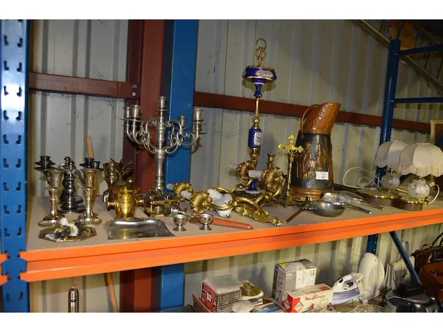 Asbak op voet, baro-hygrometer, 2 wandlampen met 2 lichtpunten, 2 tafellampen, perforator, brievenopener met schaar, - afbeelding 1 van  12