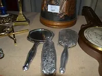 Asbak op voet, baro-hygrometer, 2 wandlampen met 2 lichtpunten, 2 tafellampen, perforator, brievenopener met schaar, - afbeelding 5 van  12