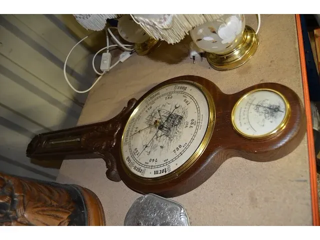 Asbak op voet, baro-hygrometer, 2 wandlampen met 2 lichtpunten, 2 tafellampen, perforator, brievenopener met schaar, - afbeelding 6 van  12