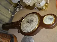 Asbak op voet, baro-hygrometer, 2 wandlampen met 2 lichtpunten, 2 tafellampen, perforator, brievenopener met schaar, - afbeelding 6 van  12