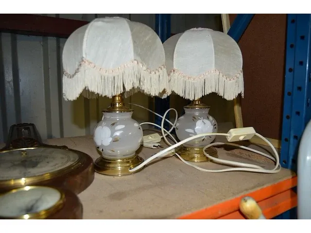 Asbak op voet, baro-hygrometer, 2 wandlampen met 2 lichtpunten, 2 tafellampen, perforator, brievenopener met schaar, - afbeelding 7 van  12