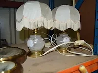 Asbak op voet, baro-hygrometer, 2 wandlampen met 2 lichtpunten, 2 tafellampen, perforator, brievenopener met schaar, - afbeelding 7 van  12