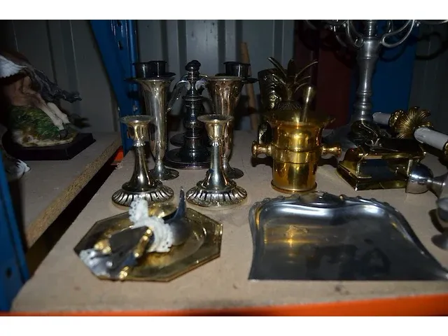 Asbak op voet, baro-hygrometer, 2 wandlampen met 2 lichtpunten, 2 tafellampen, perforator, brievenopener met schaar, - afbeelding 9 van  12
