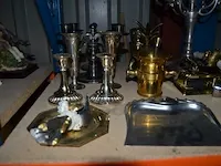Asbak op voet, baro-hygrometer, 2 wandlampen met 2 lichtpunten, 2 tafellampen, perforator, brievenopener met schaar, - afbeelding 9 van  12
