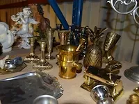 Asbak op voet, baro-hygrometer, 2 wandlampen met 2 lichtpunten, 2 tafellampen, perforator, brievenopener met schaar, - afbeelding 10 van  12