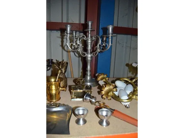Asbak op voet, baro-hygrometer, 2 wandlampen met 2 lichtpunten, 2 tafellampen, perforator, brievenopener met schaar, - afbeelding 11 van  12