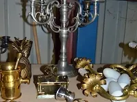 Asbak op voet, baro-hygrometer, 2 wandlampen met 2 lichtpunten, 2 tafellampen, perforator, brievenopener met schaar, - afbeelding 11 van  12