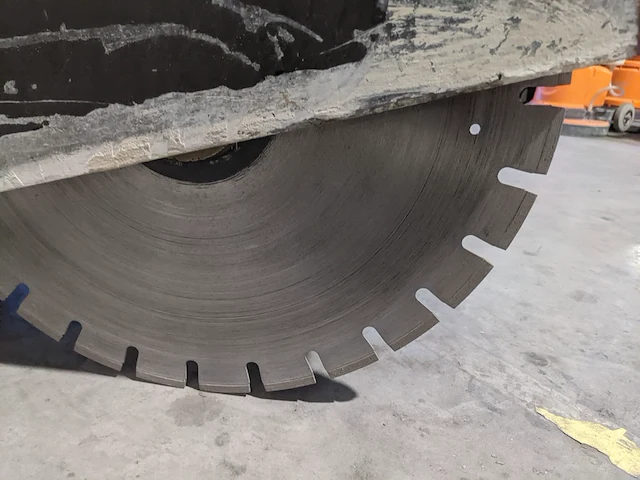 Asfalt-betonzaag 450mm benzine husqvarna, fs400, bouwjaar 2017 - afbeelding 17 van  19