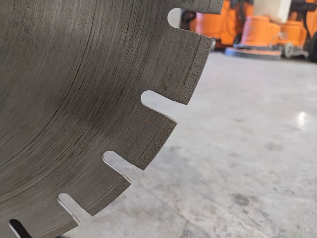 Asfalt-betonzaag 450mm benzine husqvarna, fs400, bouwjaar 2017 - afbeelding 18 van  19