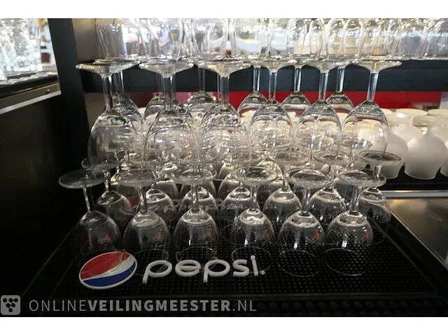 Assortiment glaswerk - afbeelding 7 van  13