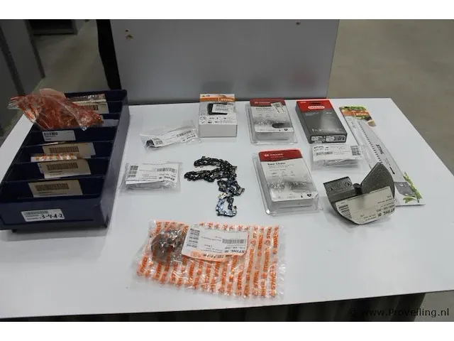 Assortiment klein materiaal in magazijnbakjes - afbeelding 1 van  4