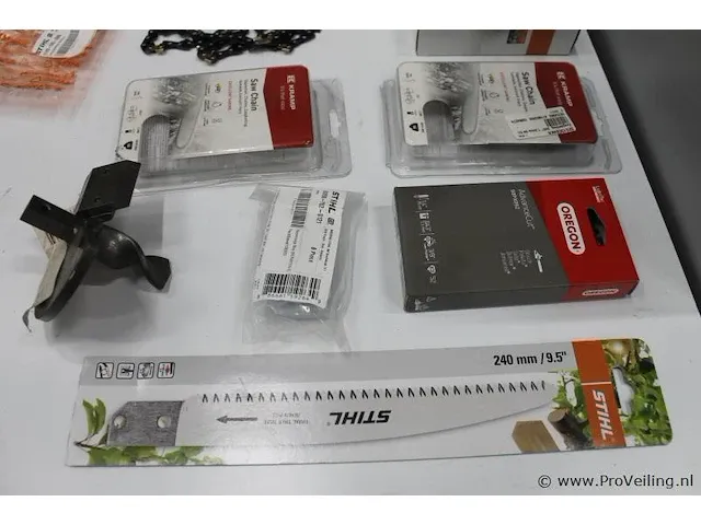Assortiment klein materiaal in magazijnbakjes - afbeelding 2 van  4