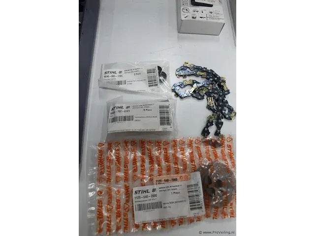 Assortiment klein materiaal in magazijnbakjes - afbeelding 3 van  4