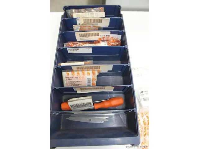 Assortiment klein materiaal in magazijnbakjes - afbeelding 4 van  4