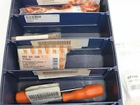 Assortiment klein materiaal in magazijnbakjes - afbeelding 4 van  4