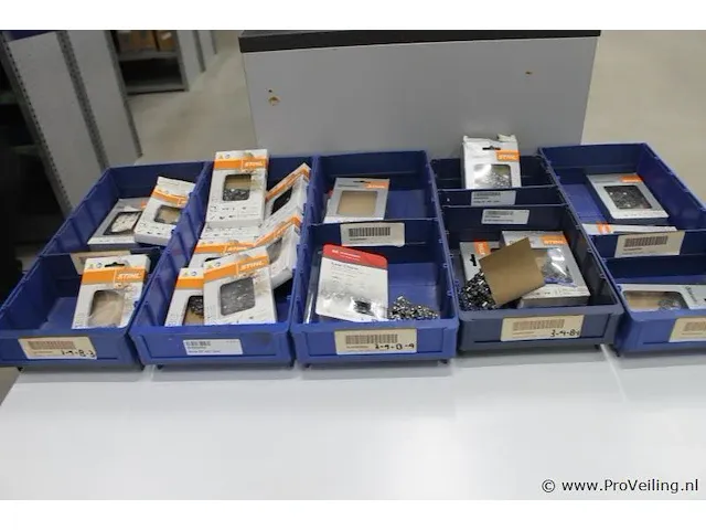 Assortiment klein materiaal in magazijnbakjes - afbeelding 1 van  4