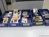 Assortiment klein materiaal in magazijnbakjes