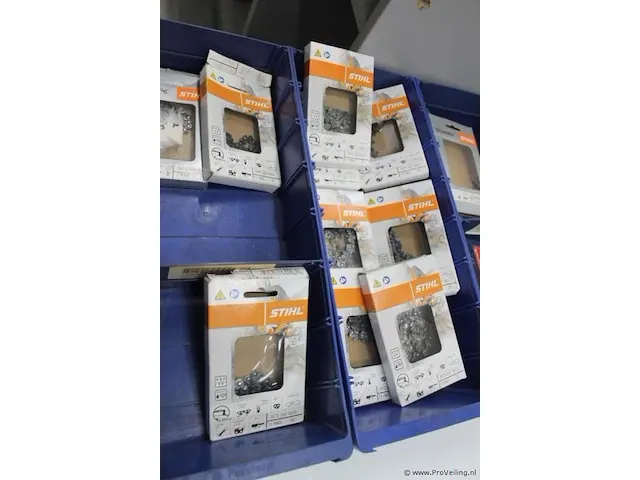 Assortiment klein materiaal in magazijnbakjes - afbeelding 2 van  4