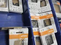 Assortiment klein materiaal in magazijnbakjes - afbeelding 2 van  4