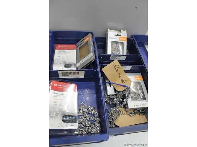 Assortiment klein materiaal in magazijnbakjes - afbeelding 3 van  4