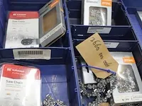 Assortiment klein materiaal in magazijnbakjes - afbeelding 3 van  4