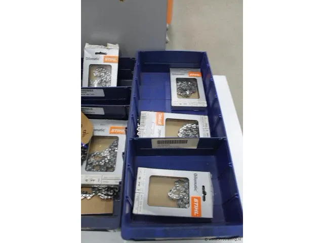 Assortiment klein materiaal in magazijnbakjes - afbeelding 4 van  4