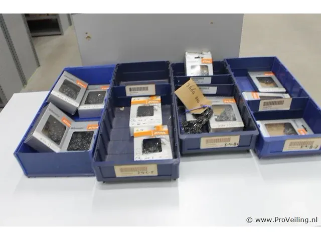 Assortiment klein materiaal in magazijnbakjes - afbeelding 1 van  5