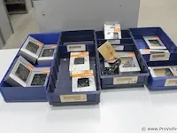 Assortiment klein materiaal in magazijnbakjes