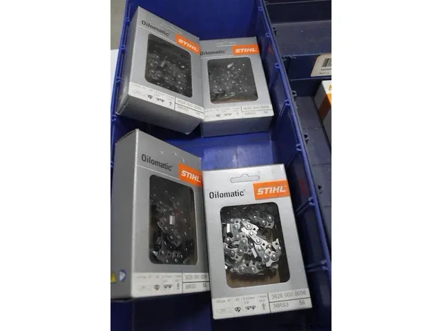 Assortiment klein materiaal in magazijnbakjes - afbeelding 2 van  5