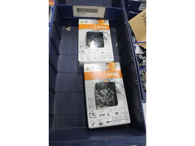 Assortiment klein materiaal in magazijnbakjes - afbeelding 3 van  5