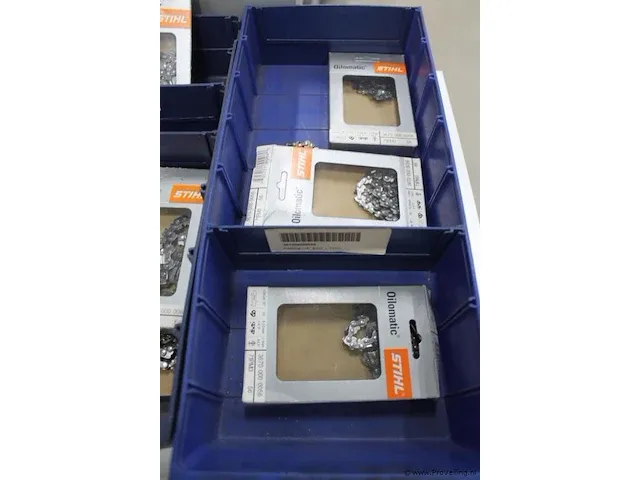 Assortiment klein materiaal in magazijnbakjes - afbeelding 5 van  5