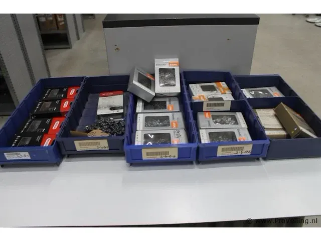 Assortiment klein materiaal in magazijnbakjes - afbeelding 1 van  6