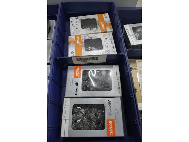 Assortiment klein materiaal in magazijnbakjes - afbeelding 5 van  6