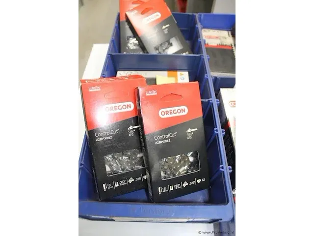 Assortiment klein materiaal in magazijnbakjes - afbeelding 1 van  7