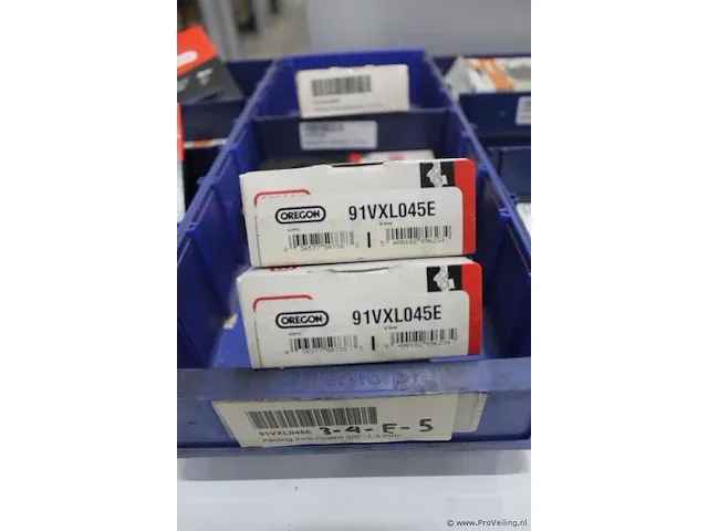 Assortiment klein materiaal in magazijnbakjes - afbeelding 2 van  7