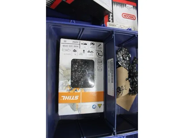 Assortiment klein materiaal in magazijnbakjes - afbeelding 3 van  7