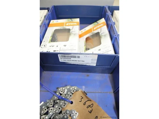 Assortiment klein materiaal in magazijnbakjes - afbeelding 5 van  7