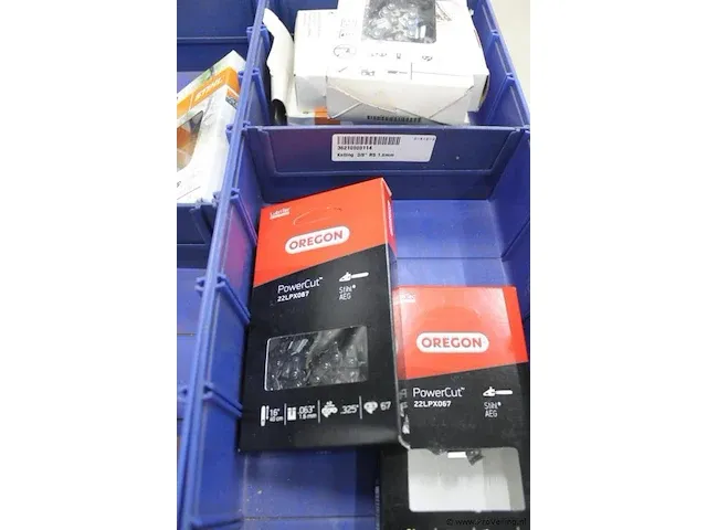 Assortiment klein materiaal in magazijnbakjes - afbeelding 6 van  7