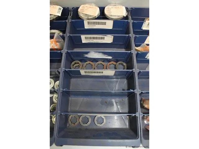 Assortiment klein materiaal in magazijnbakjes - afbeelding 2 van  13