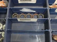 Assortiment klein materiaal in magazijnbakjes - afbeelding 2 van  13