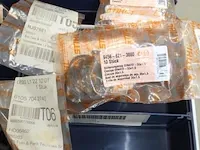 Assortiment klein materiaal in magazijnbakjes - afbeelding 3 van  13